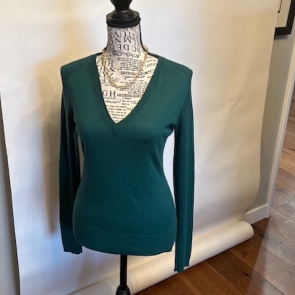 Green V neck Sweater CO-OP by: Barneys New York - Picture 2 of 12